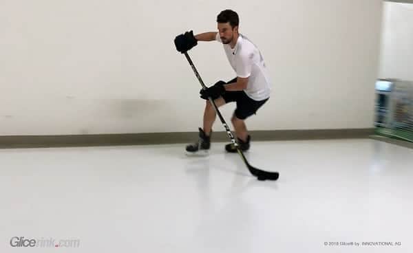 “É Fantástico patinar numa pista Glice®!” – A Super Estrela de hockey NHL Roman Josi usa a pista de gelo sintético Glice® para o seu treino.