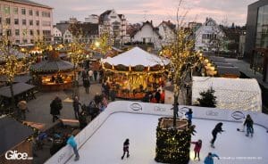 Eisbahn auf Weihnachtsmarkt