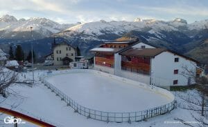 Kunsteisbahn im Winter