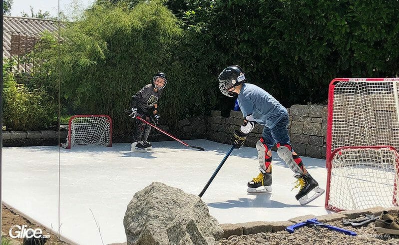 I ragazzi giocano a hockey sul ghiaccio sulla pista di casa