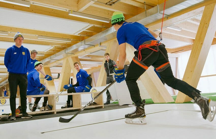 Jugador de hockey sobre hielo en una pista de patinaje